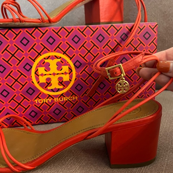 TORY BURCH Red leather heel sandals with TB charm. - Picture 8 of 8
